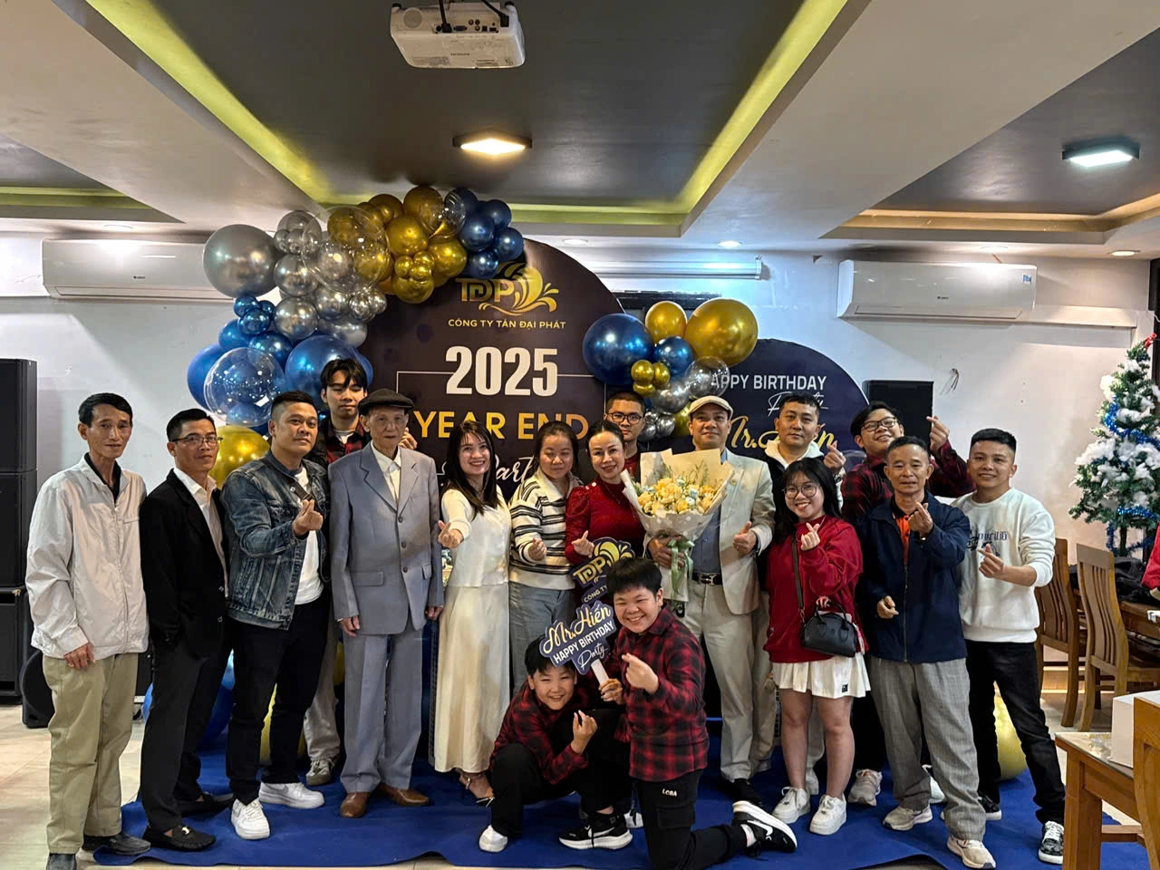 LIÊN HOAN TẤT NIÊN 